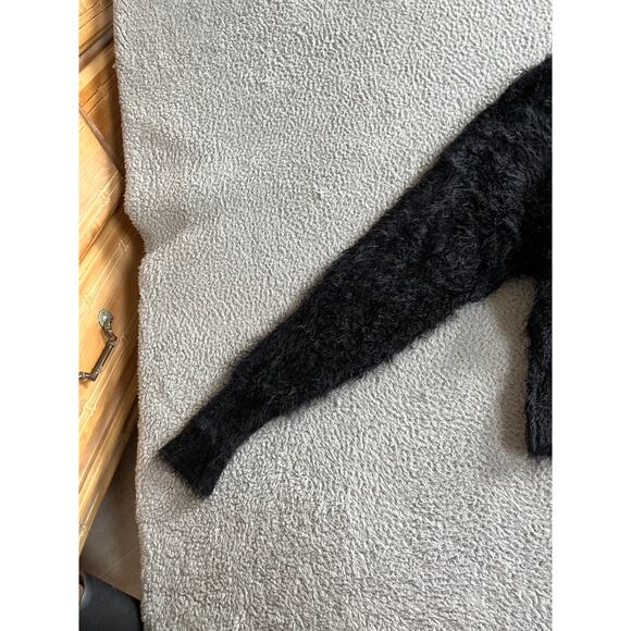 Free People Sweater Small Oversized Cropped Faux Fur Fuzzy Soft V-Neck Black - Picture 10 of 14